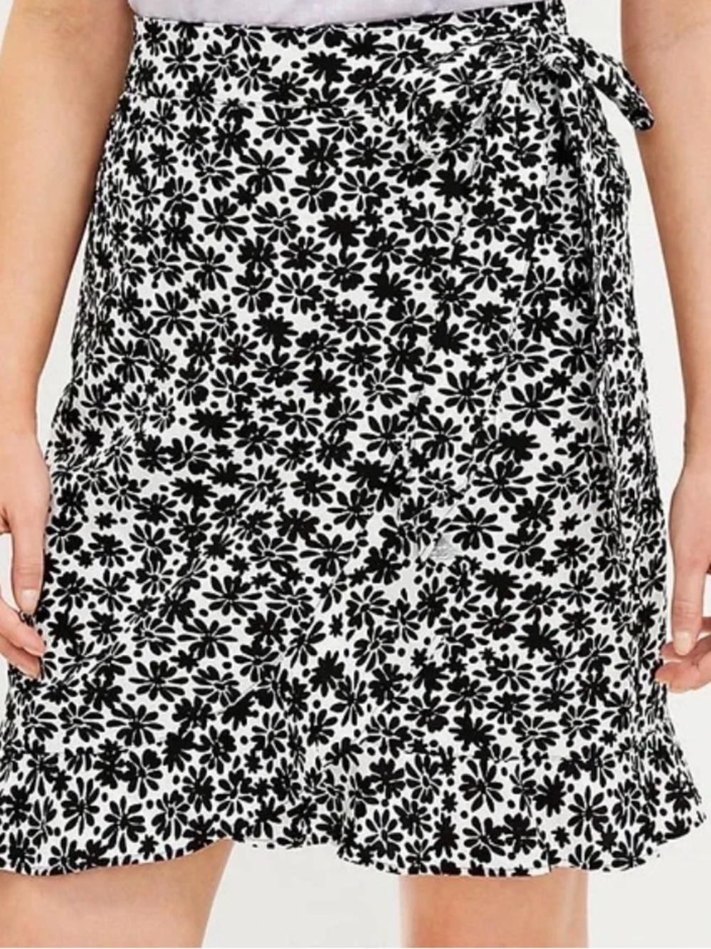 Loft Daisy black and white wrap mini ruffle skirt size 8P new no tags